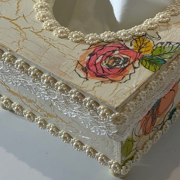 Vintage Style Ivory Tissue Box with Flowers - Picture 7 of 10